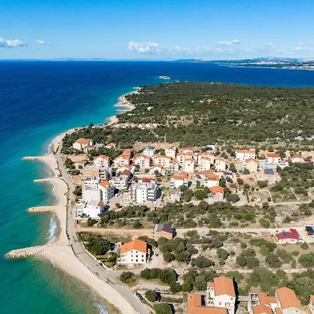 Amazing In W/ 2 Bedrooms *