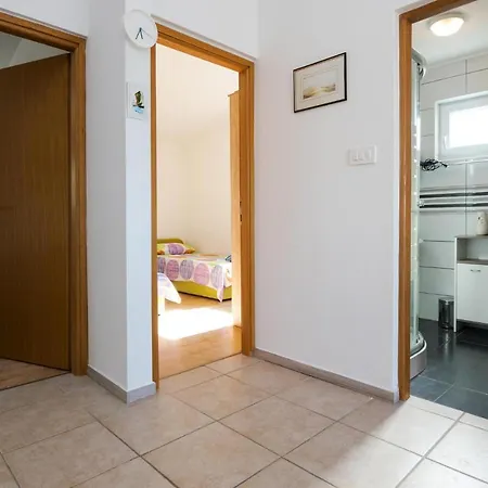 Apartment Amazing In W/ 2 Bedrooms Mandre