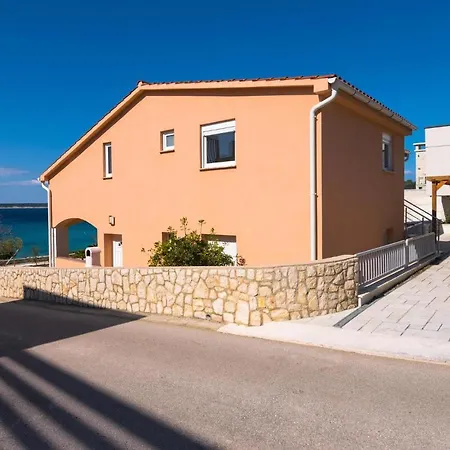 Amazing In W/ 2 Bedrooms *